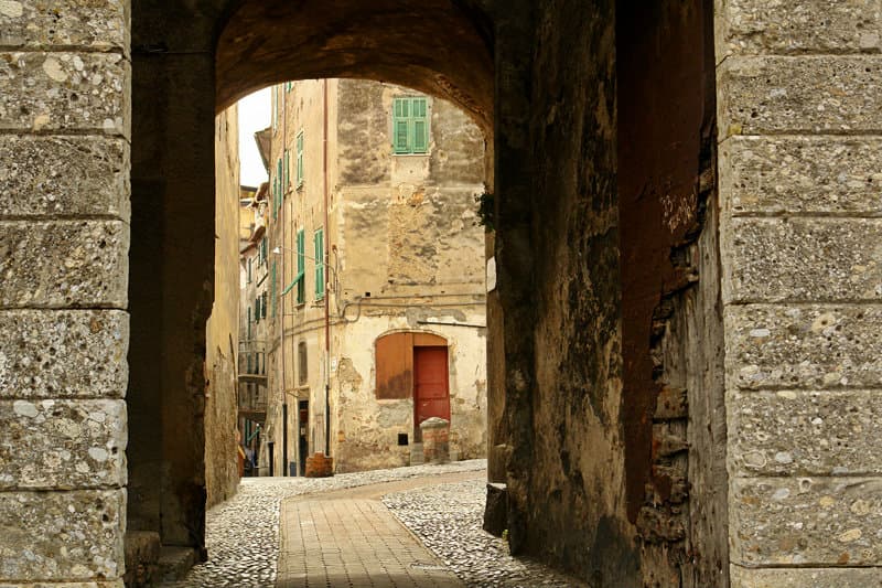 Een middeleeuwse straat in Ventimiglia