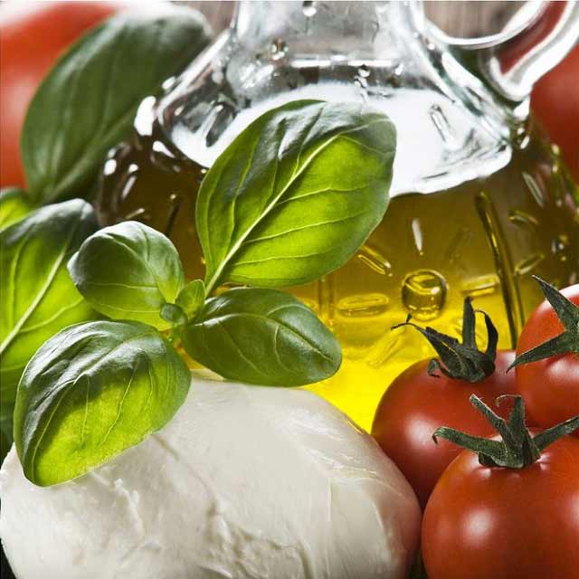 Verse italiaanse producten; olijfolie, tomaten en mozzarela