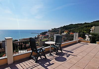 Appartement Villa Flora - vakantiewoning aan de zee in Ligurië