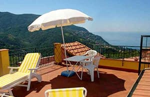 Holiday home with a fantastic view of the sea from the beautiful roof terrace in Liguria