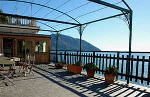 Holiday rental with a direct view to the sea and access to the beach in Liguria