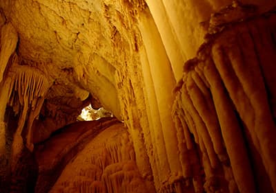 Uitzicht vanaf de grotten van Toirano in Ligurië