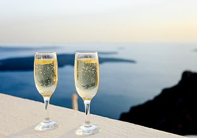 Een glas mousserende wijn met een prachtig uitzicht op de zee in Ligurië