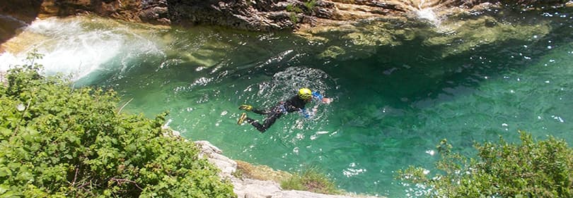 Een man is canyoning in Ligurië