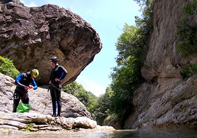 Twee mannen bereiden zich voor canyoning in Ligurië