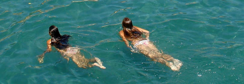 Twee meisjes zwemmen in Alassio