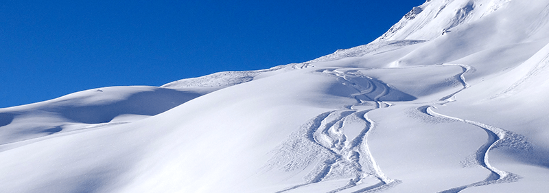 Een berg met veel sneeuw voor de wintersport