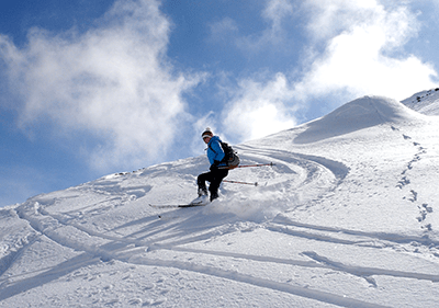 Een skiër op een berg in de winter