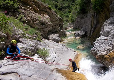 Twee mannen zijn canyoning in Ligurië