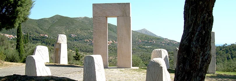 Stenen sculpturen in Arroscia Valley